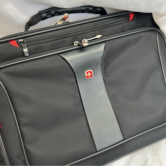 SwissGear black laptop bag with adjustable strap. - Picture 3 of 9